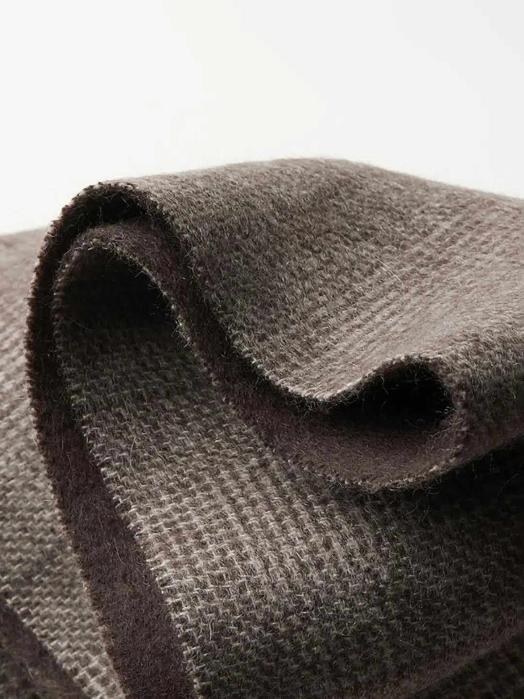 Classic cashmere scarf — detail view 3