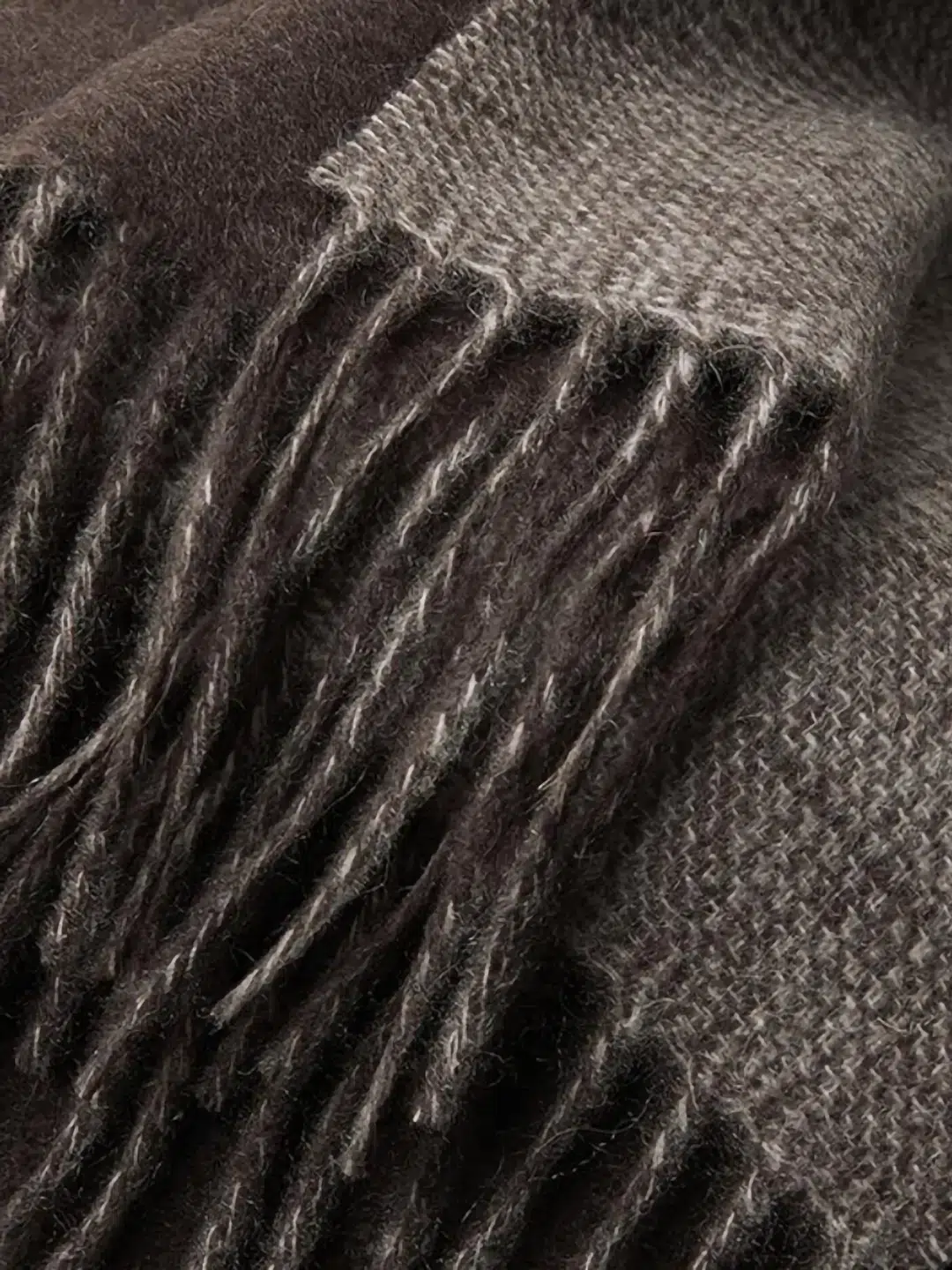 Classic cashmere scarf — detail view 4