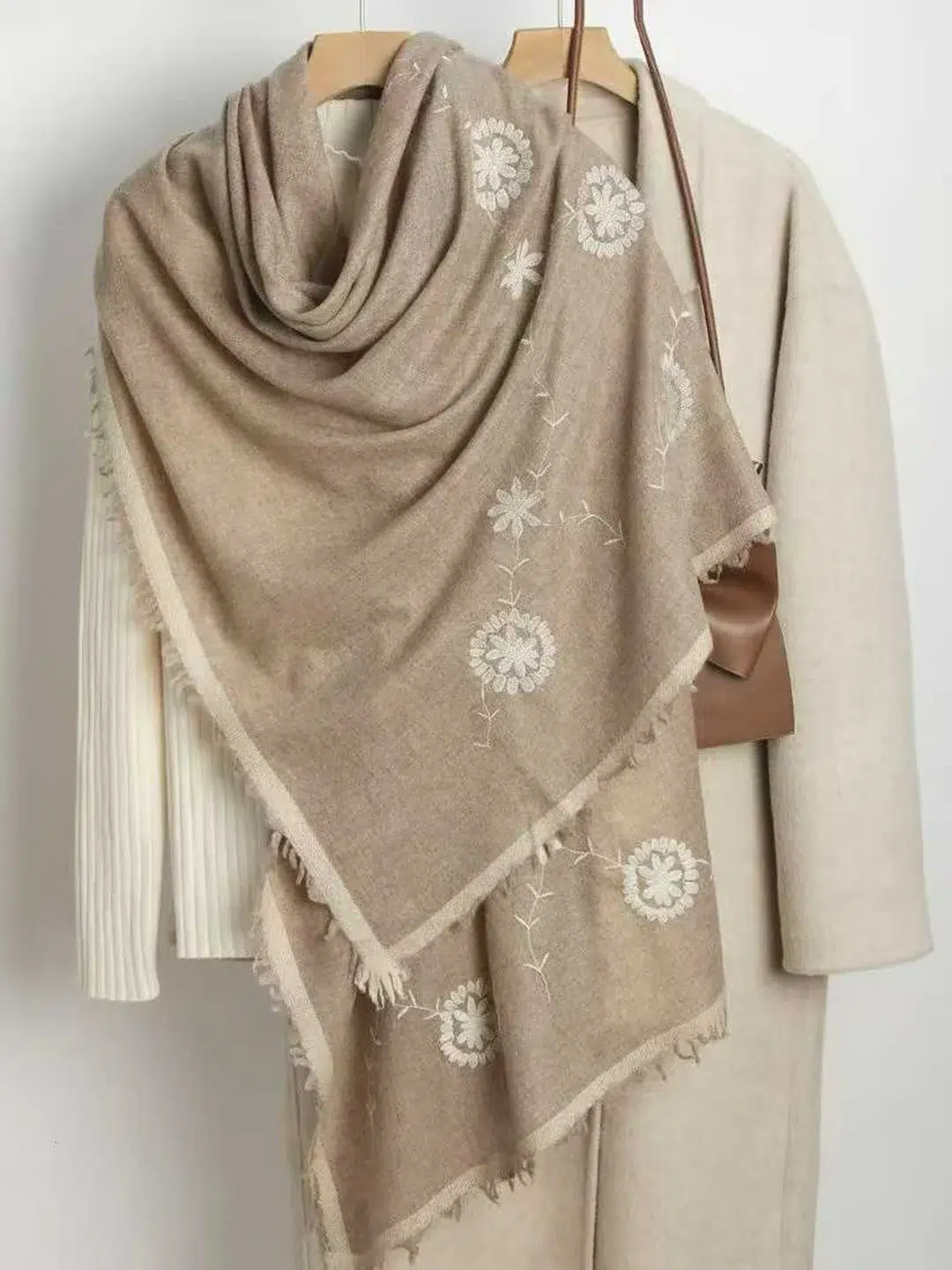 Travel Wrap in cashmere — detail view 2